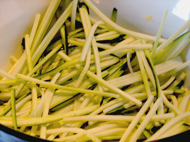 Spaghete de zucchini cu sos pesto