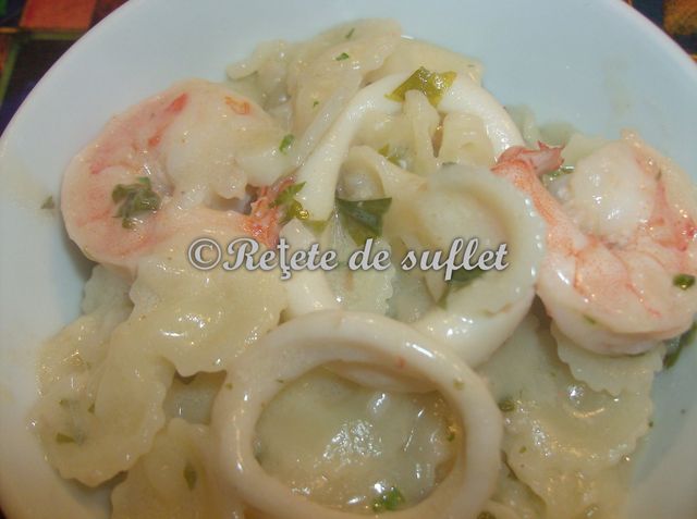 Farfalle cu fructe de mare