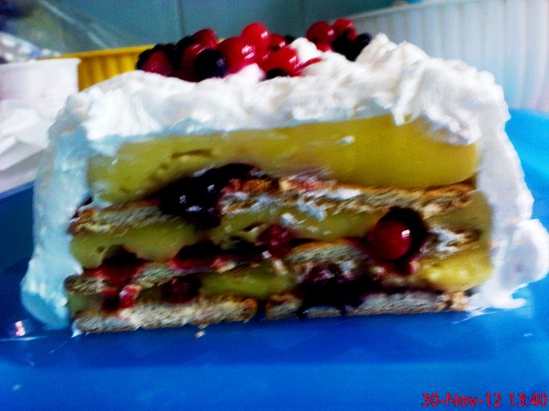 Tort cu fructe de padure