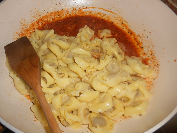 Tortellini cu carne in sos de ceapa si usturoi