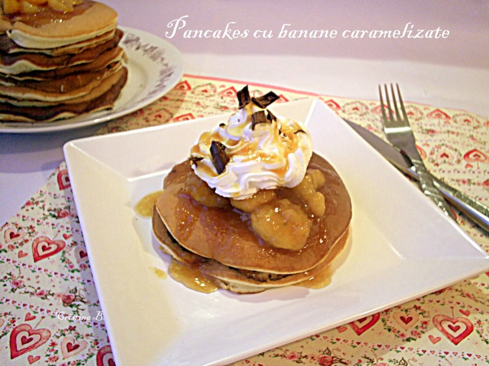 Pancakes cu banane caramelizate