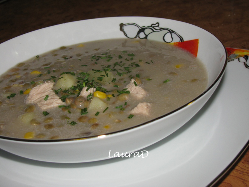 Chowder cu piept de curcan, linte verde si porumb