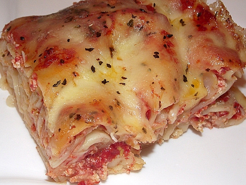 Lasagna cu branza de vaci si suc de rosii