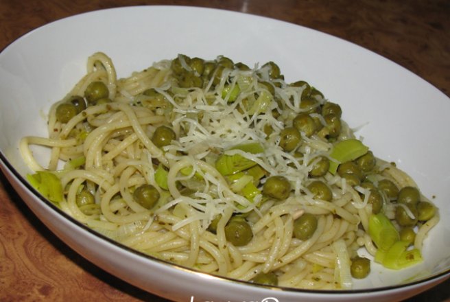 Spaghetti cu praz, mazare si pesto