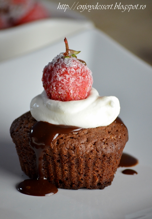 Brownie cupcakes cu menta si capsune