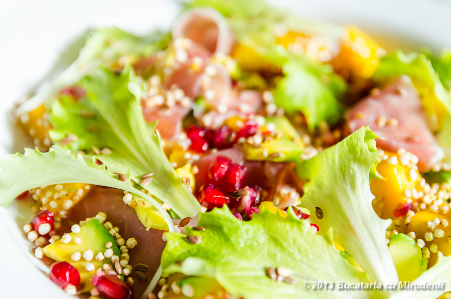 Salata exotica de quinoa cu avocado si mango