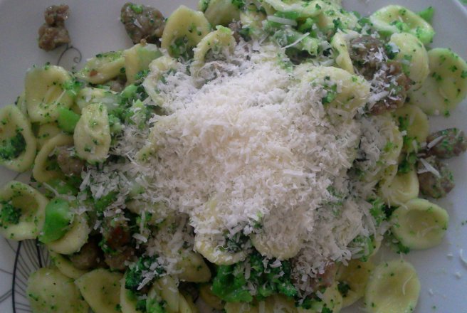 Orecchiette cu brocoli si carnati proaspeti