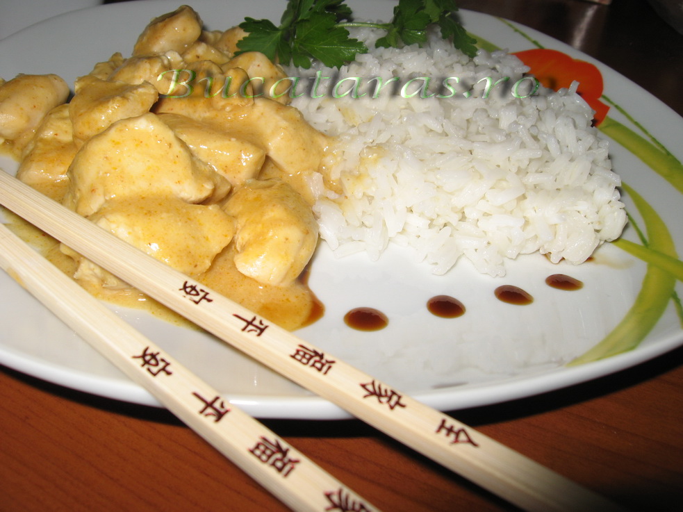 Pui Thai cu curry si lapte de cocos