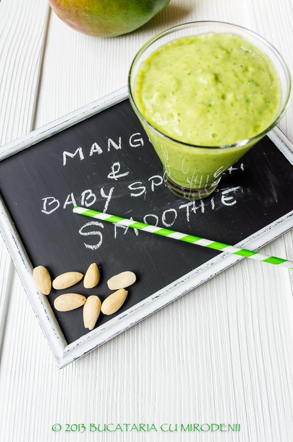 Smoothie verde cu spanac, mango si migdale