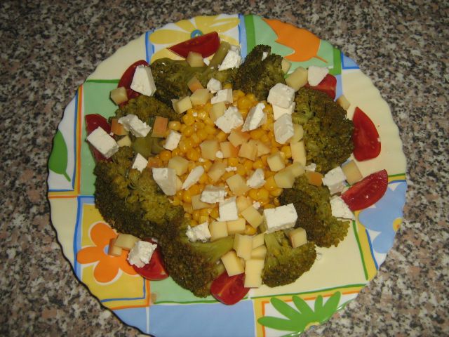 Salata de broccoli cu porumb