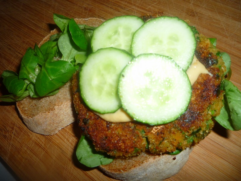 Hamburger vegetarian de linte si quinoa