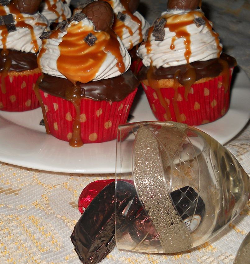 Muffins cu crema de banane si topping de caramel