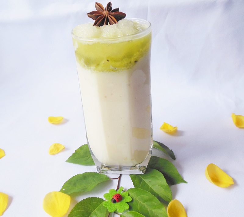 Milkshake cu ananas, anason si sorbet de lamaie