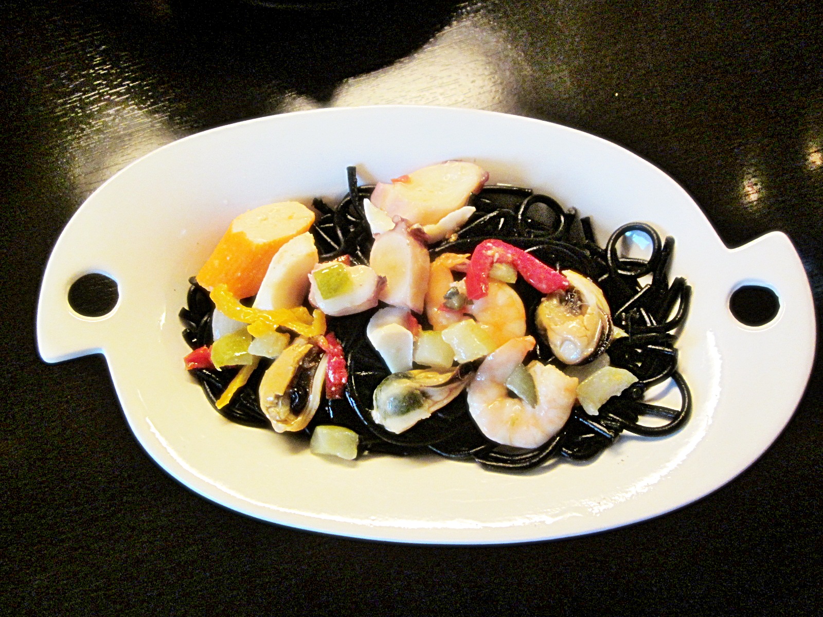 Spaghete negre cu fructe de mare