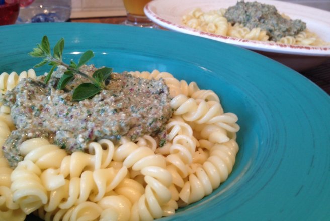 Farfalle cu pesto din feta si oregano proaspat