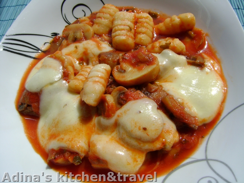 Gnocchi cu sos de rosii,ciuperci si mozzarella