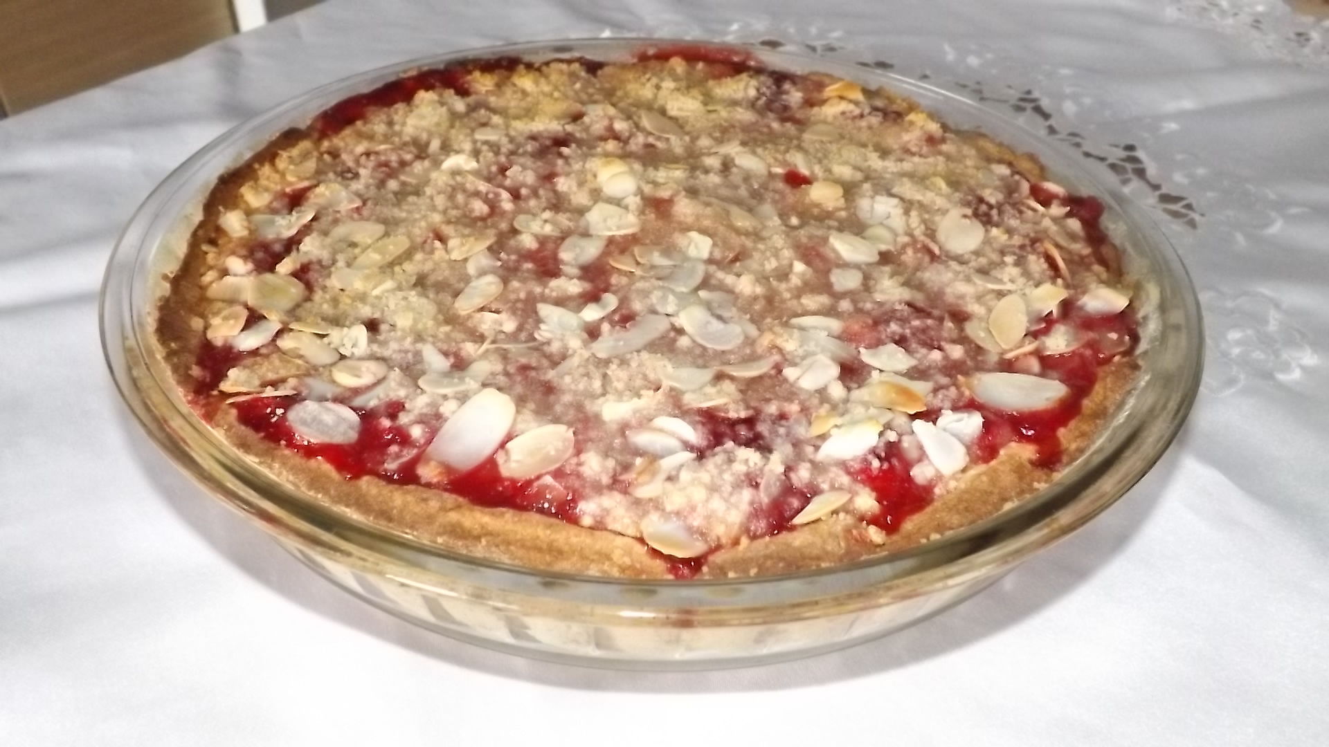 Tarta crumble cu rubarba si capsuni