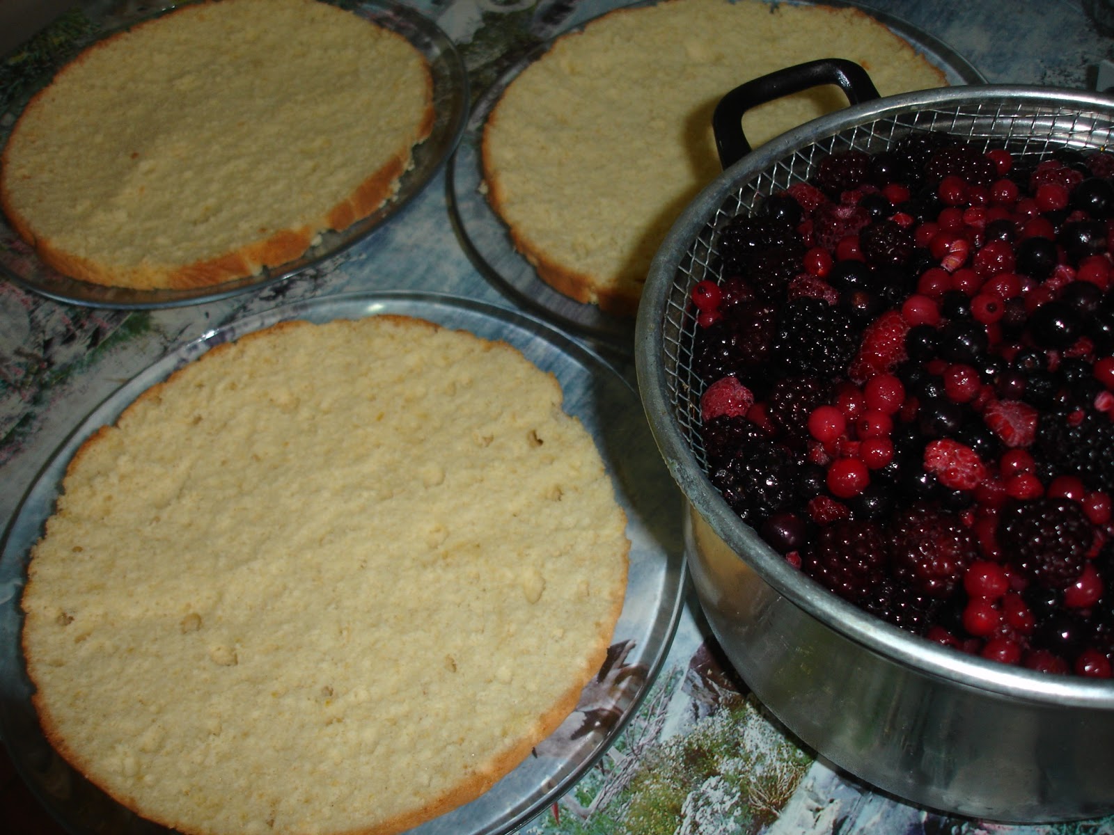 Tort racoritor cu mascarpone si fructe de padure