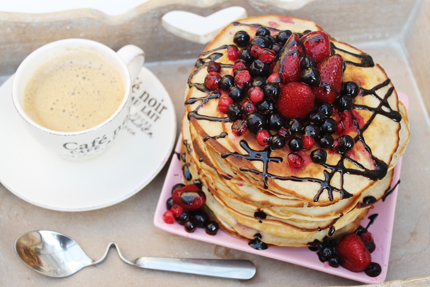 Pancakes cu mascarpone si fructe de padure