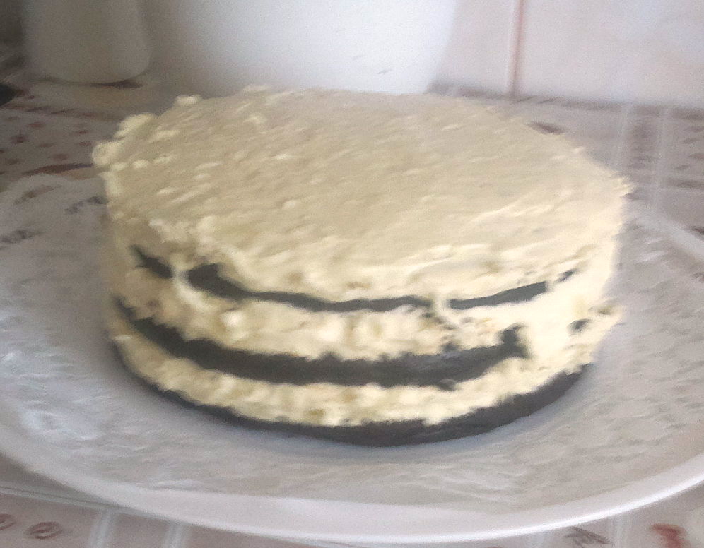 Tort cu crema si trandafiri de ciocolata