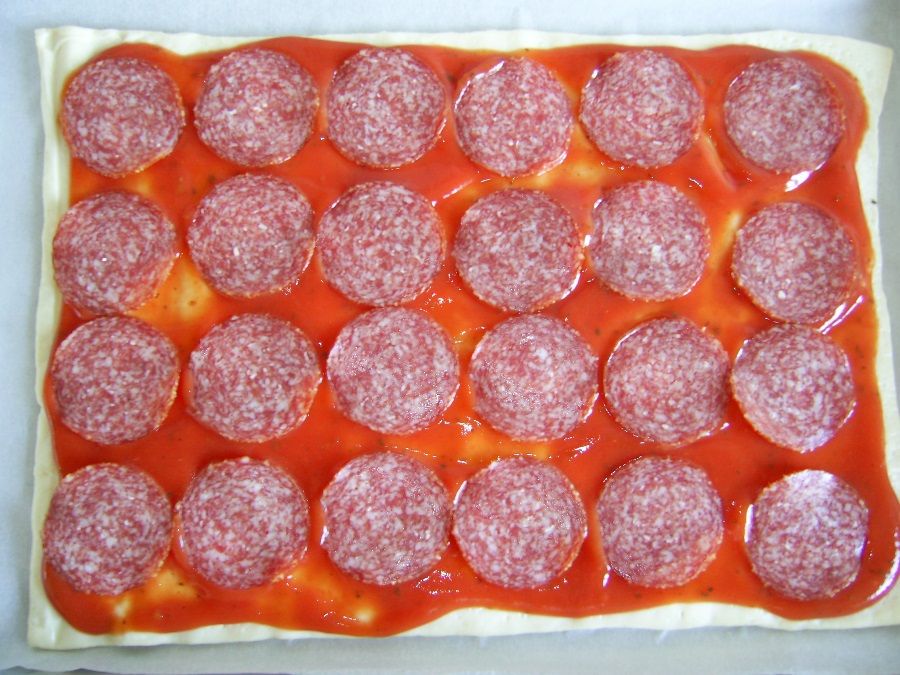 Pizza salami cu porumb