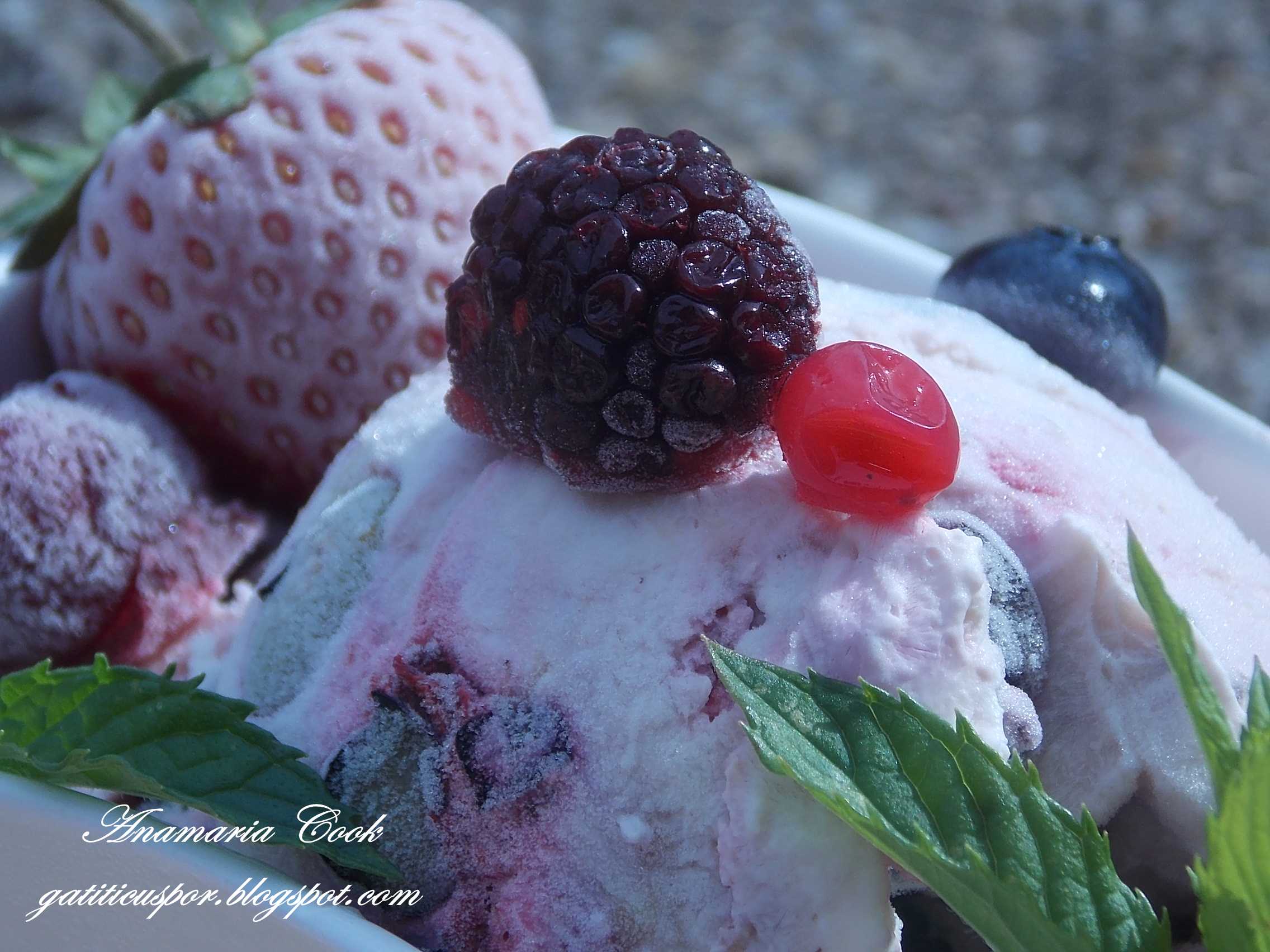 Inghetata rapida cu mascarpone si fructe de padure