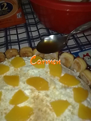 Tort cu crema de iaurt si piersici din compot