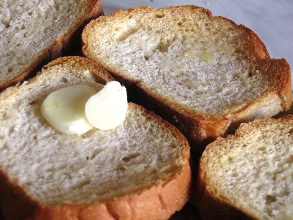 Bruschette cu pui, cascaval si ardei grasi