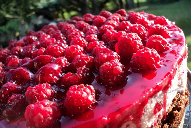 Tort cu crema de branza si jeleu de zmeura