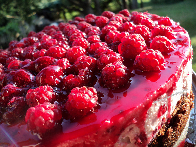 Tort cu crema de branza si jeleu de zmeura