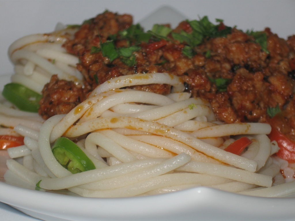 Spaghetti cu carne tocata in sos de rosii