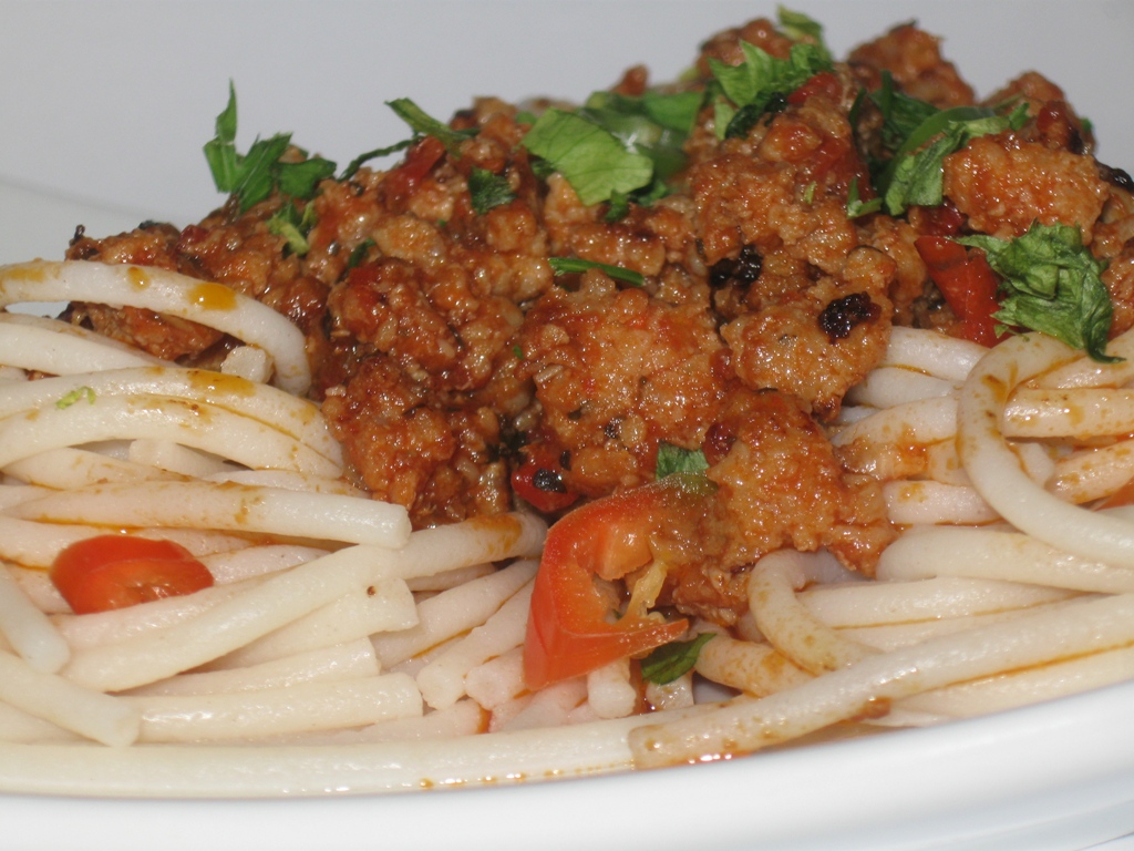 Spaghetti cu carne tocata in sos de rosii