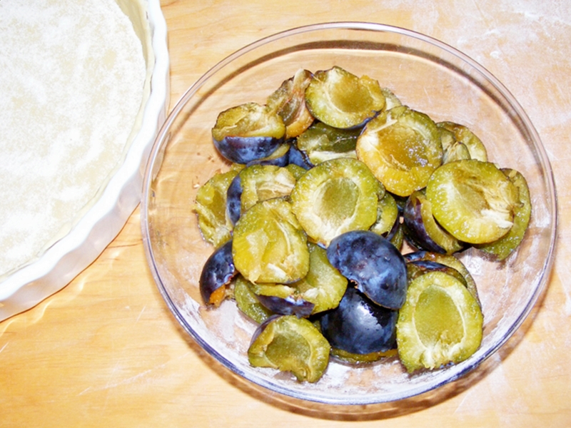 Tarta cu prune si crumble