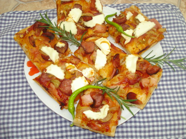 Pizza cu muschi file de porc,salam,carnat si miez de lapte
