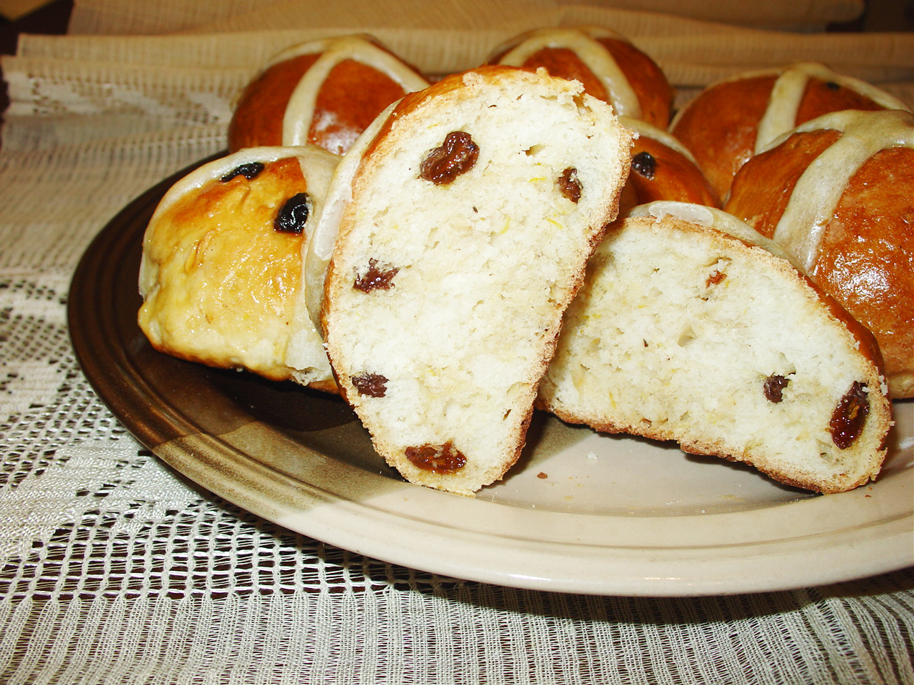 Hot cross buns cu stafide si mar