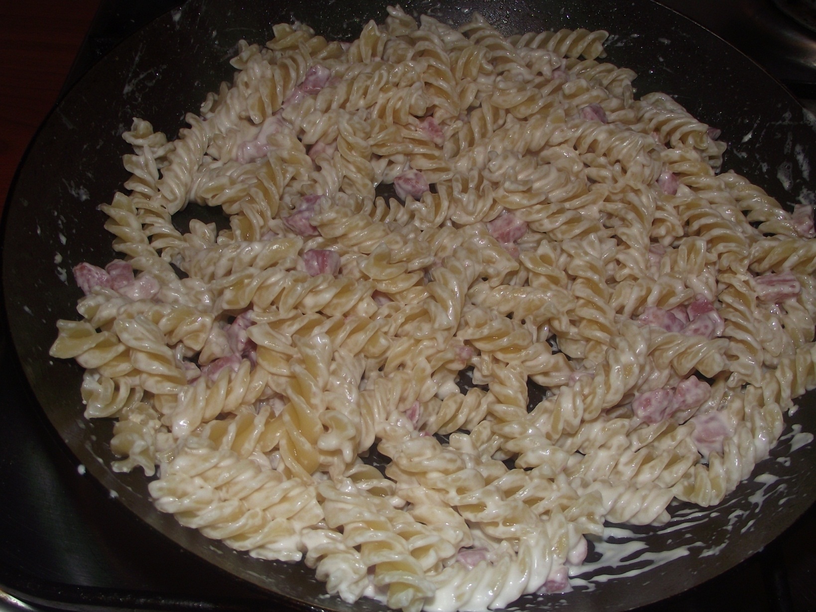 Fusilli cu crema de branza si costita