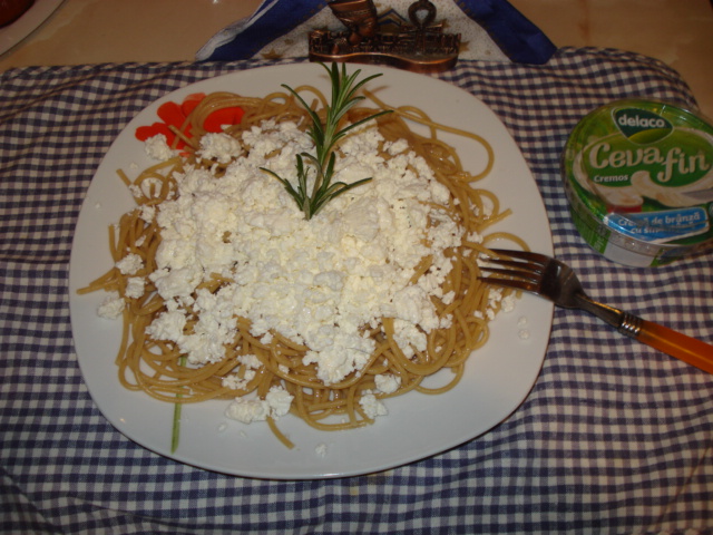 Spaghete integrale cu crema de branza cu smantana Delaco