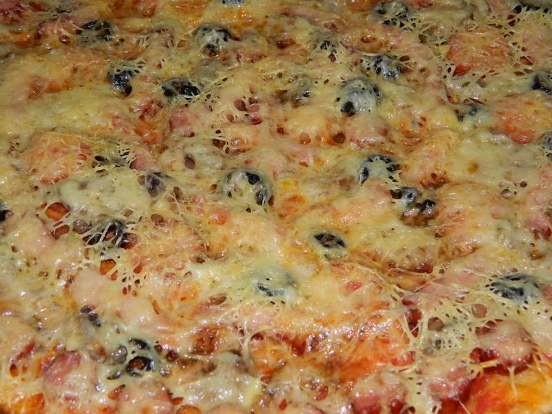 Pizza cu costita si ciuperci