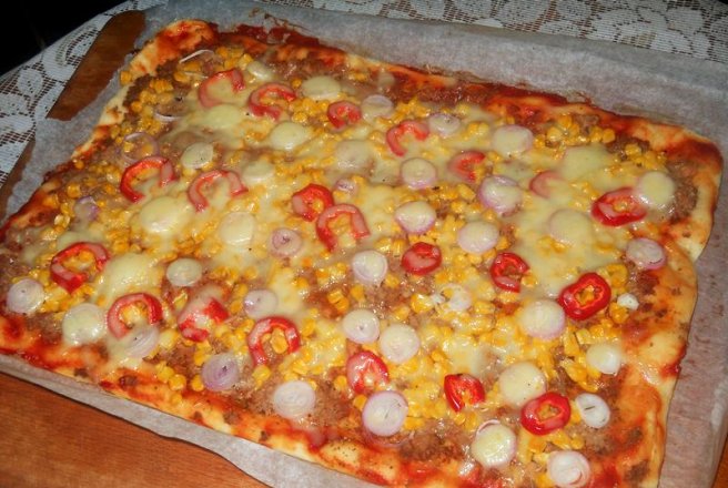 Pizza cu ton si porumb