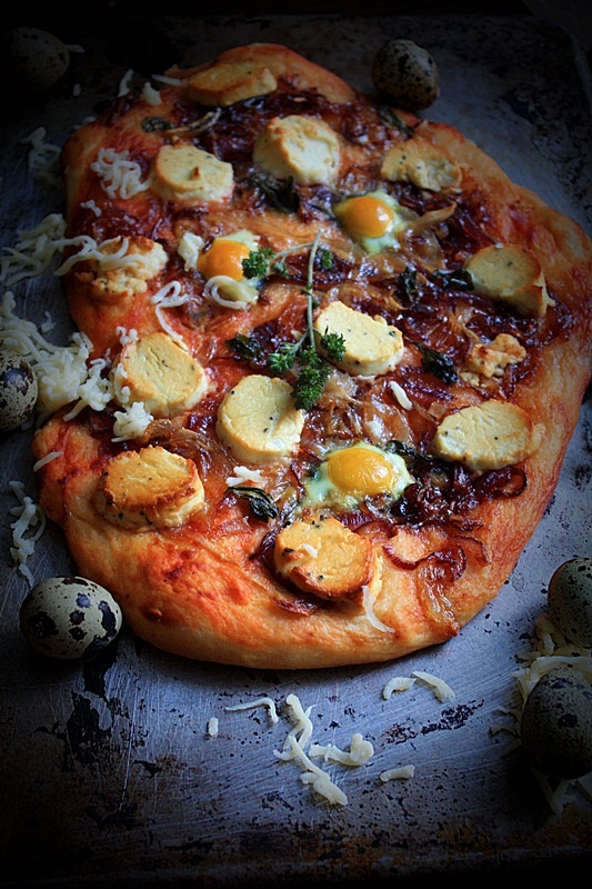 Pizza cu ceapa caramelizata, oua de prepelita si branza de capra