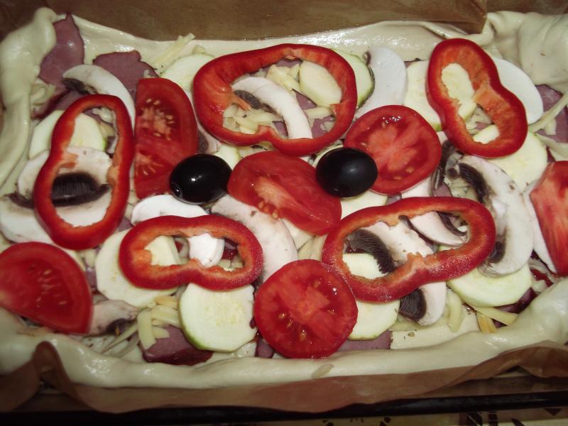 Pizza cu pastrama de vita,ciuperci si dovlecel