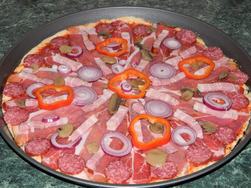 Pizza cu de toate (motaneasca)