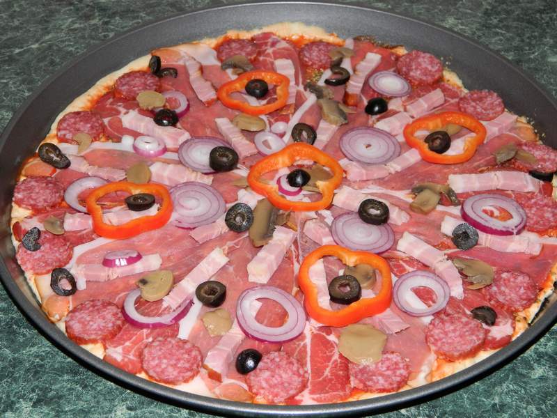 Pizza cu de toate (motaneasca)