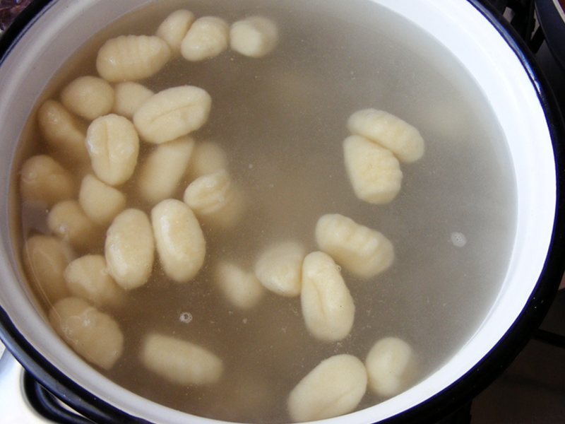 Gnocchi cu sos de rosii cu legume si carnaciori