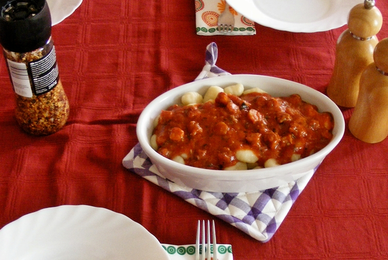 Gnocchi cu sos de rosii cu legume si carnaciori