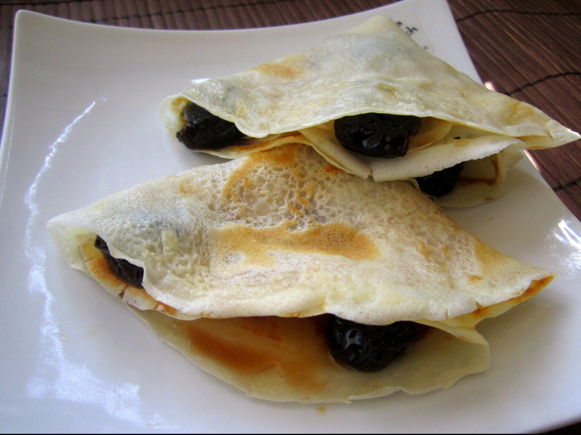 Clatite cu dulceata de cirese negre