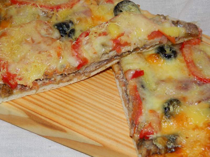 Pizza cu sardine si hering afumat