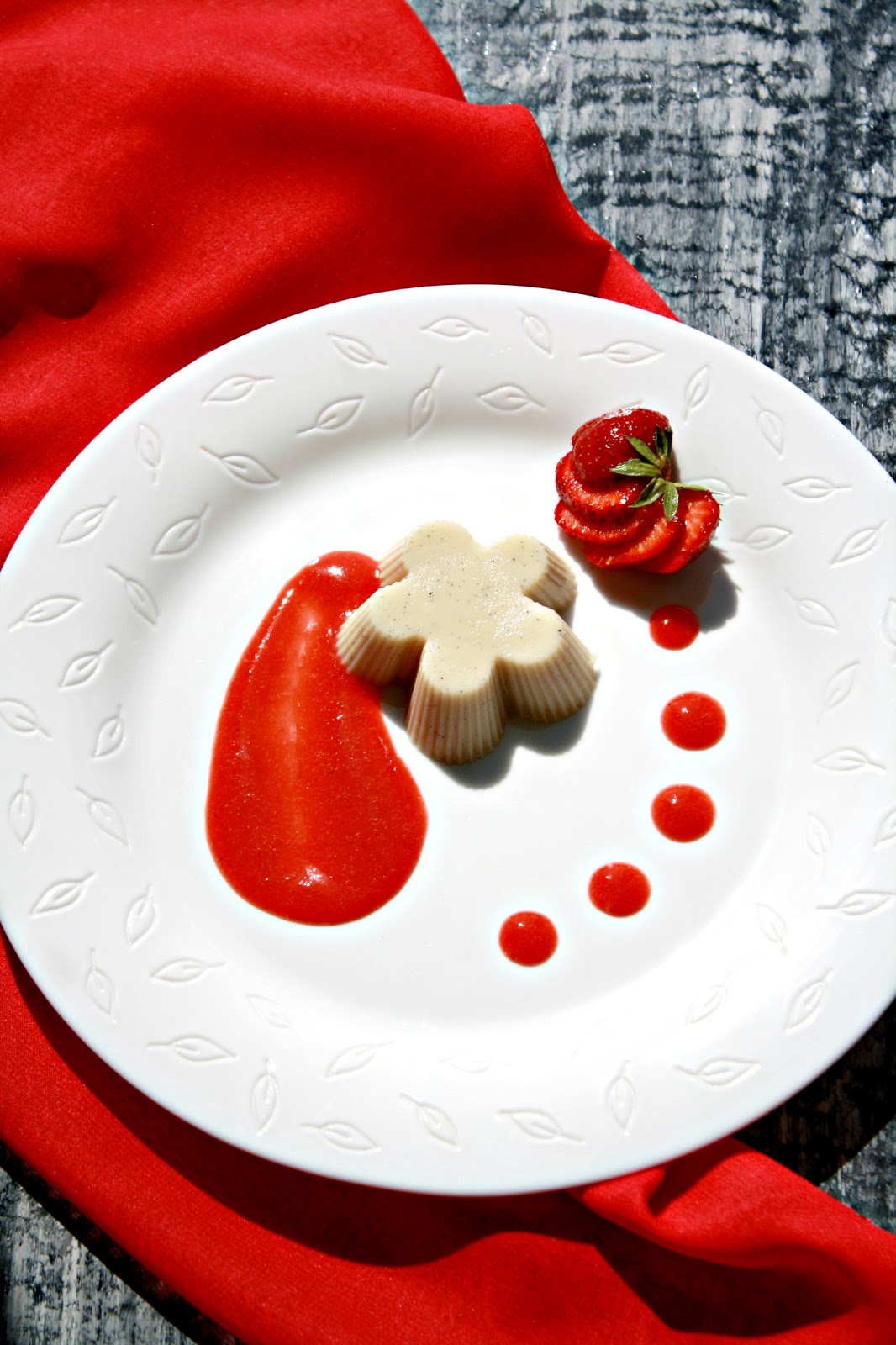 Panna Cotta cu sos de capsuni (vegan)