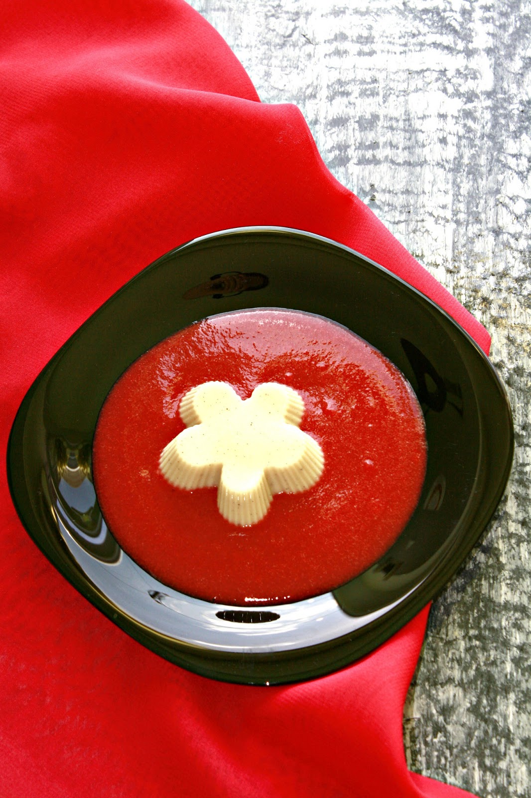 Panna Cotta cu sos de capsuni (vegan)