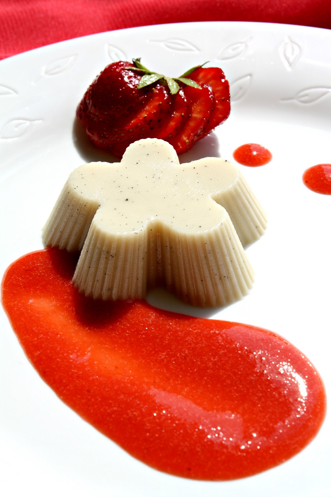 Panna Cotta cu sos de capsuni (vegan)